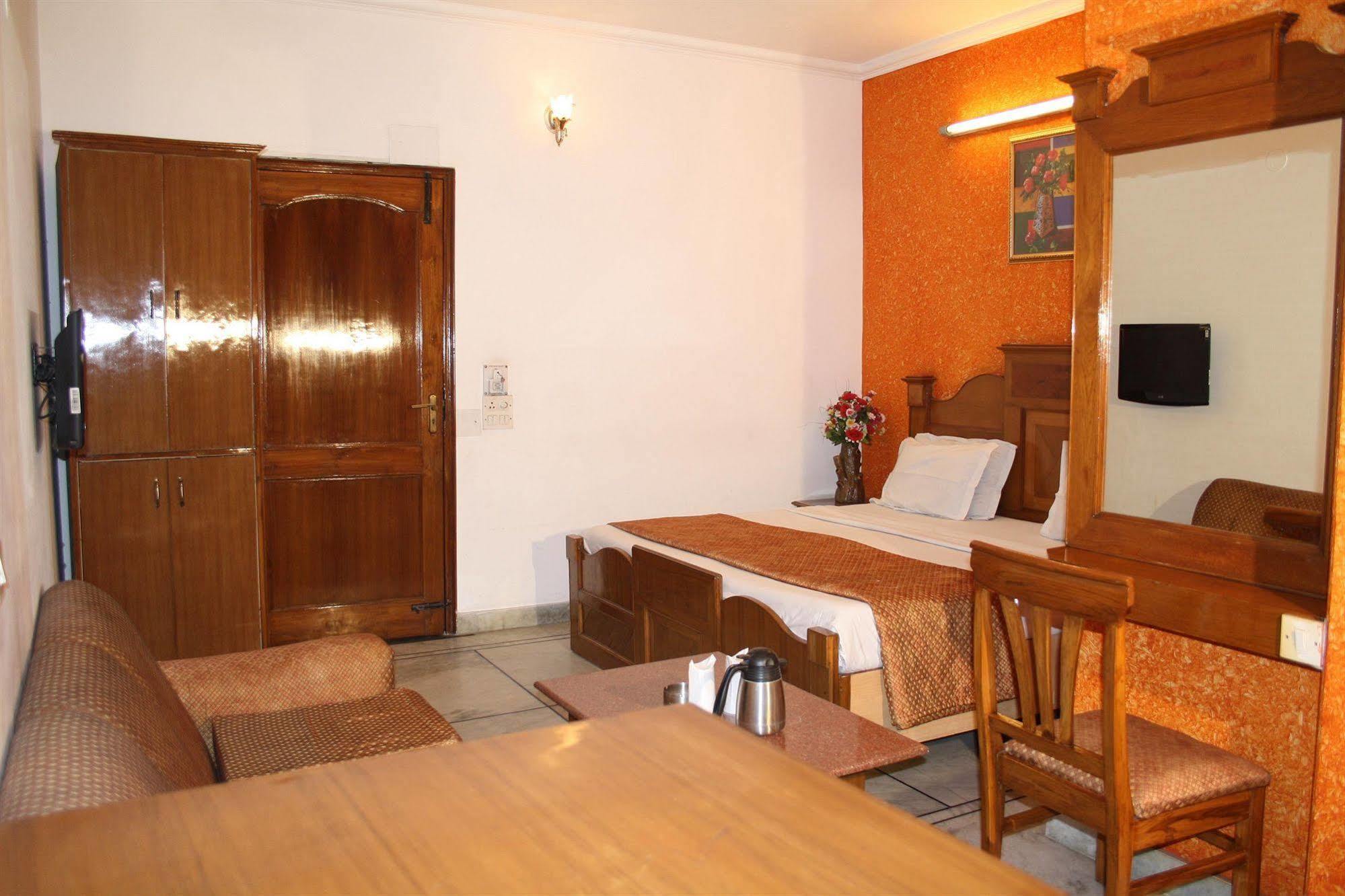 Hotel Rahul Palace Нью-Дели Номер фото